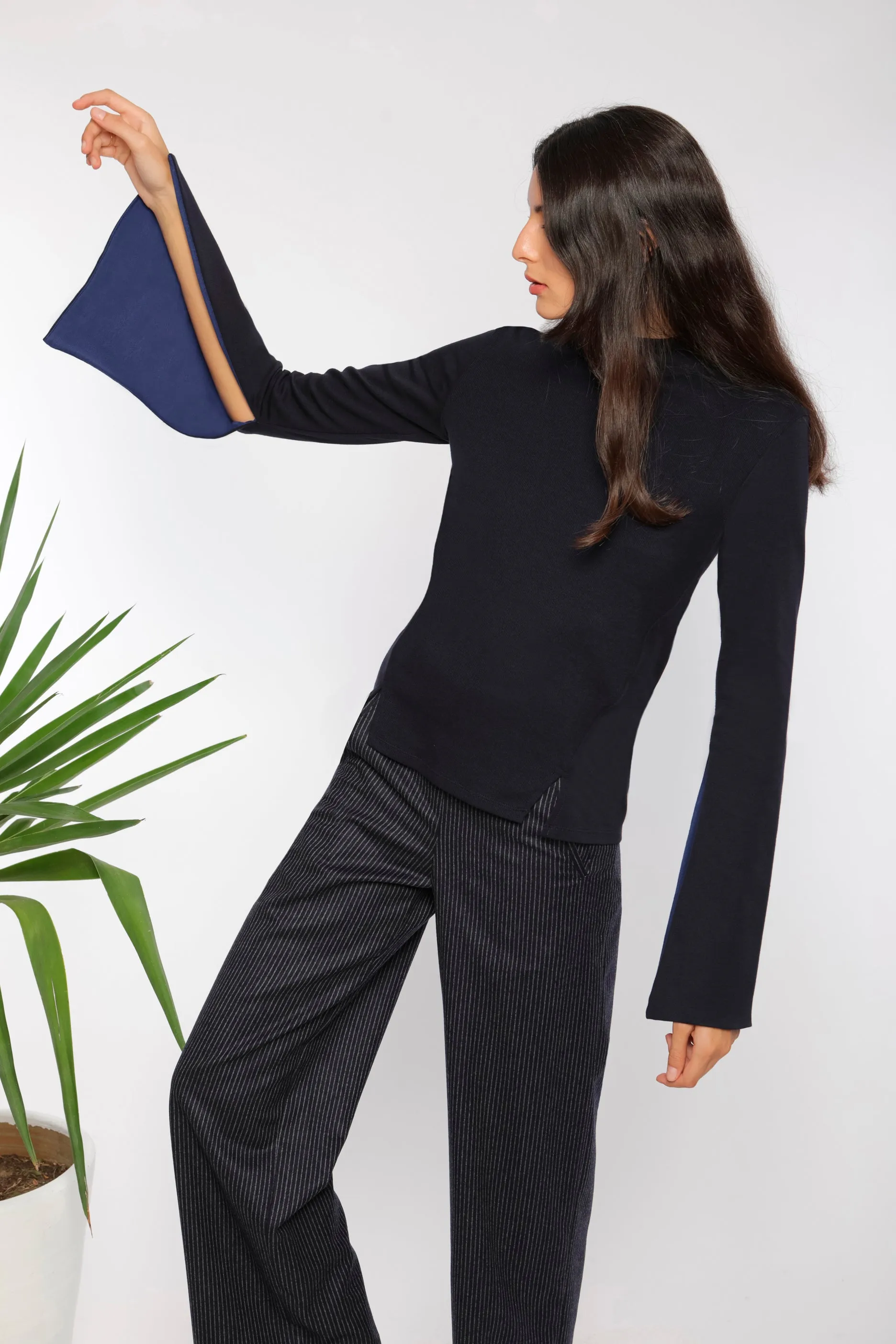 Architectural knit top / navy-klein blue lining