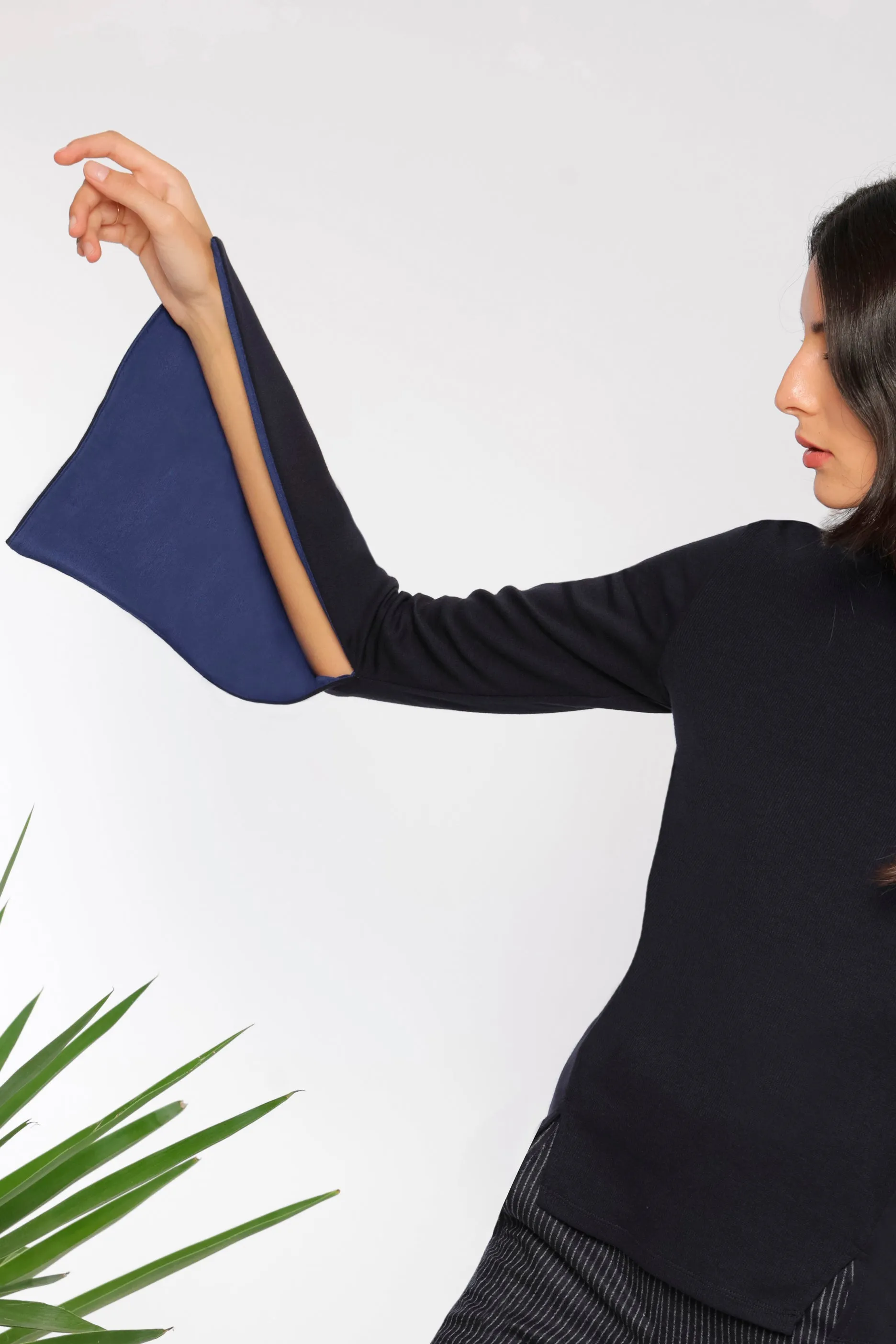 Architectural knit top / navy-klein blue lining