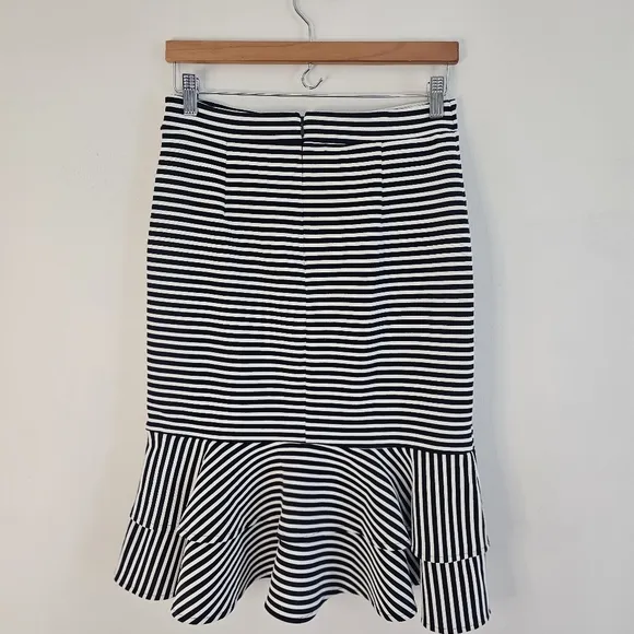 Banana Republic Mermaid Black and White Skirt Size 4