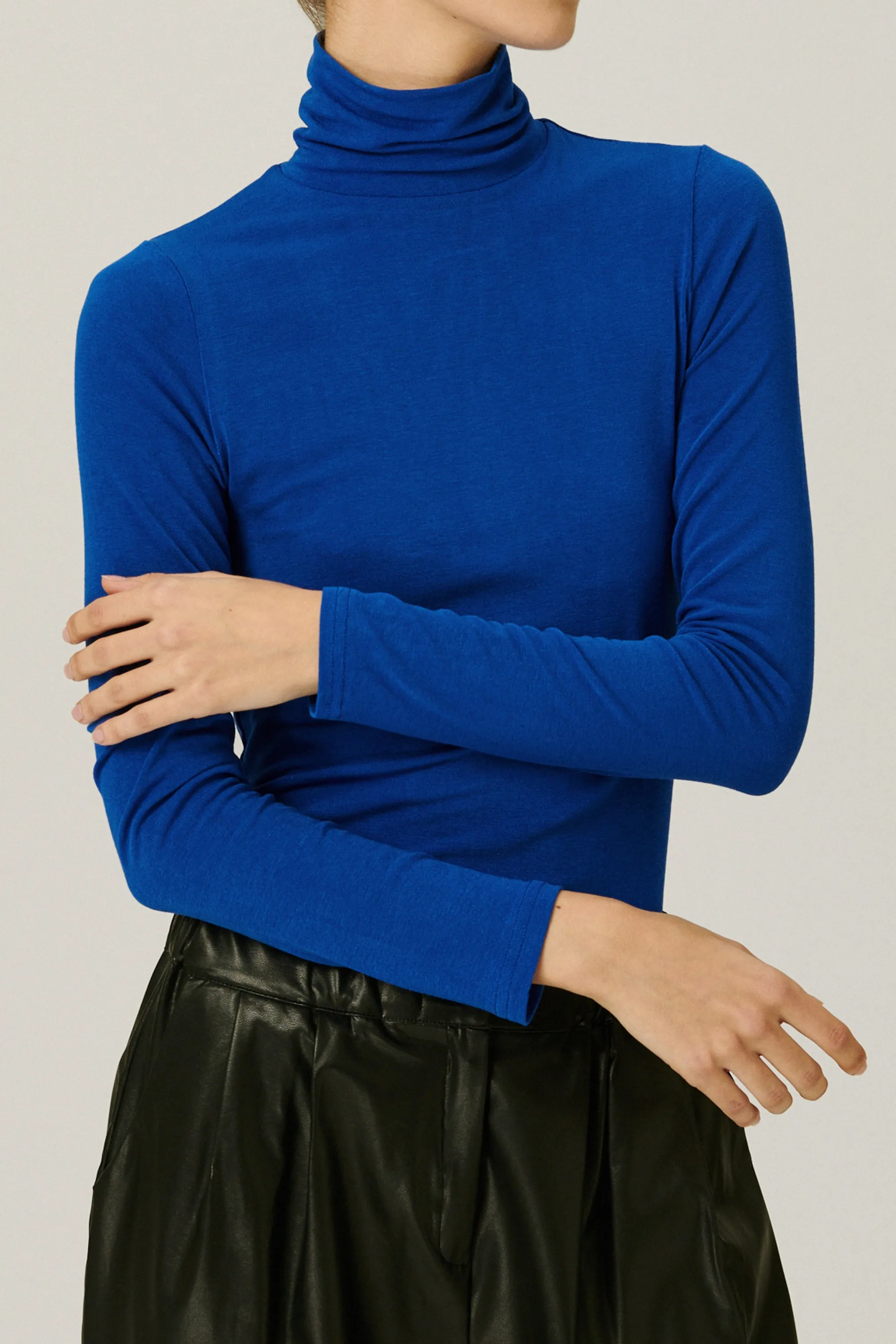 Celia Slimfit Turtle Neck Top