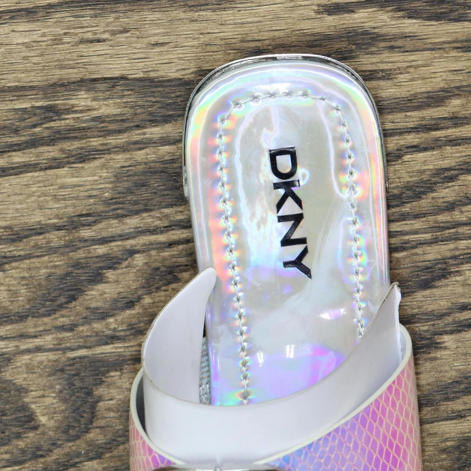 DKNY Women's Flat Logo Sandal K4169795 Silver Iridescent Halcott 7.5M