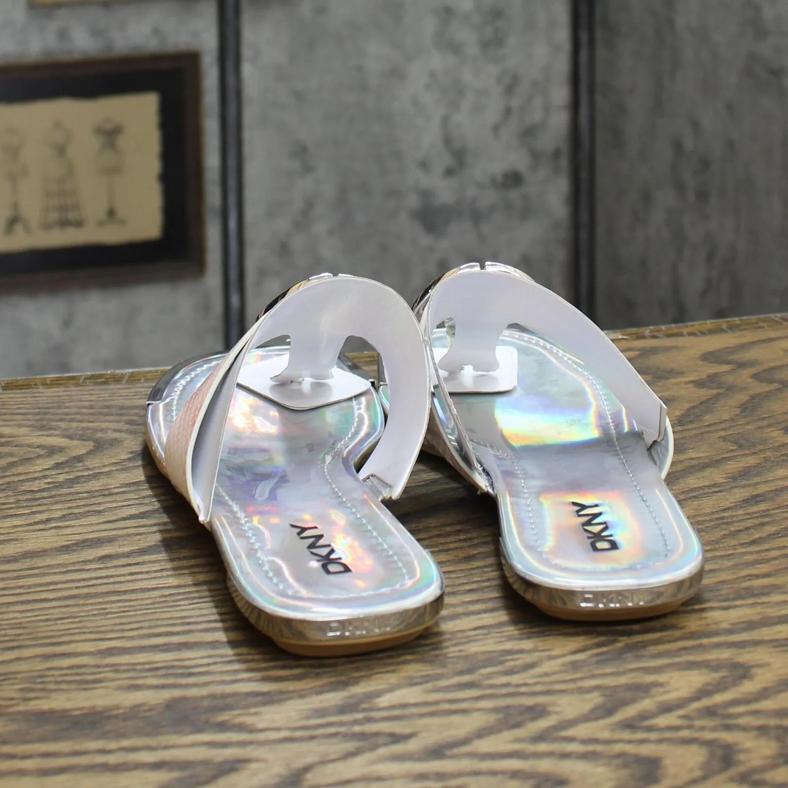 DKNY Women's Flat Logo Sandal K4169795 Silver Iridescent Halcott 7.5M