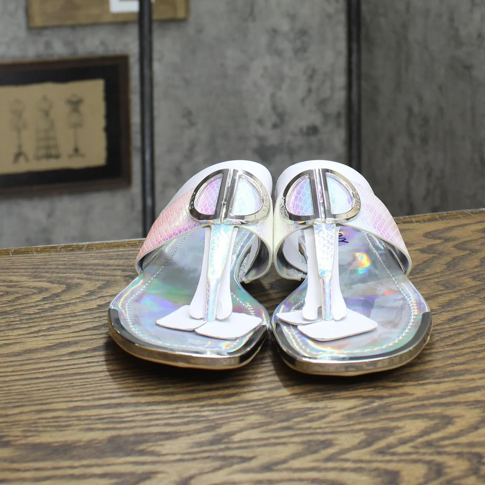 DKNY Women's Flat Logo Sandal K4169795 Silver Iridescent Halcott 7.5M