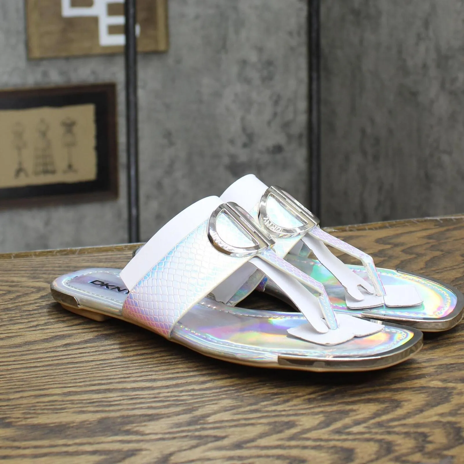 DKNY Women's Flat Logo Sandal K4169795 Silver Iridescent Halcott 7.5M