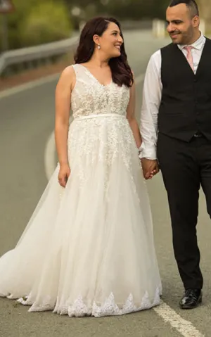 Elegant A Line Ball Gown V-neck Lace Tulle Wedding Dress with Appliques-716407
