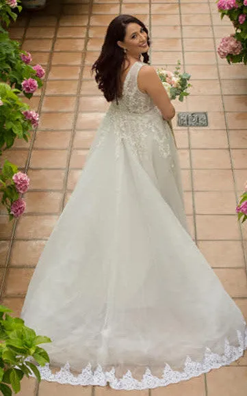 Elegant A Line Ball Gown V-neck Lace Tulle Wedding Dress with Appliques-716407