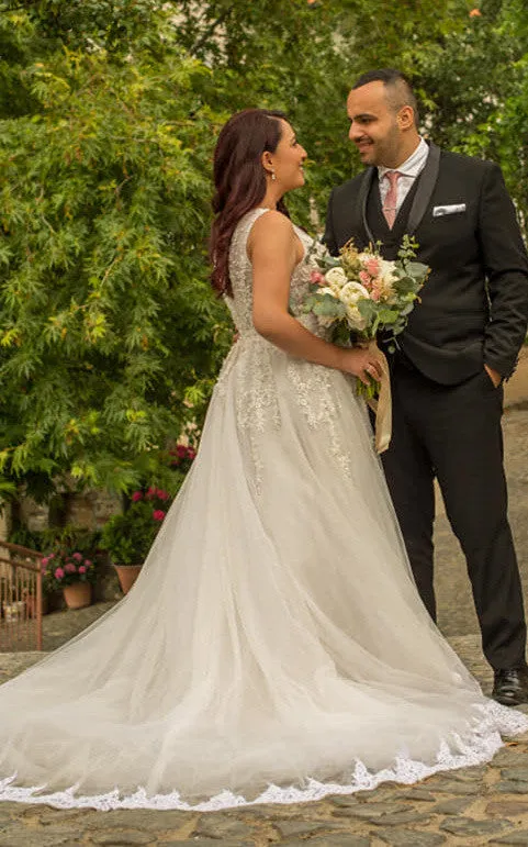 Elegant A Line Ball Gown V-neck Lace Tulle Wedding Dress with Appliques-716407