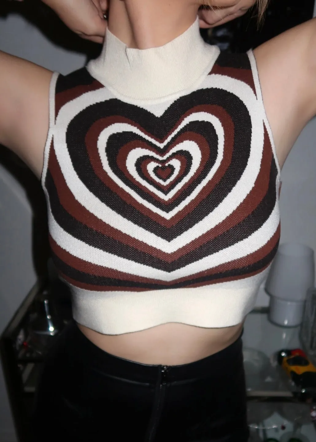 HEART SLEEVELESS KNIT CROP TOP