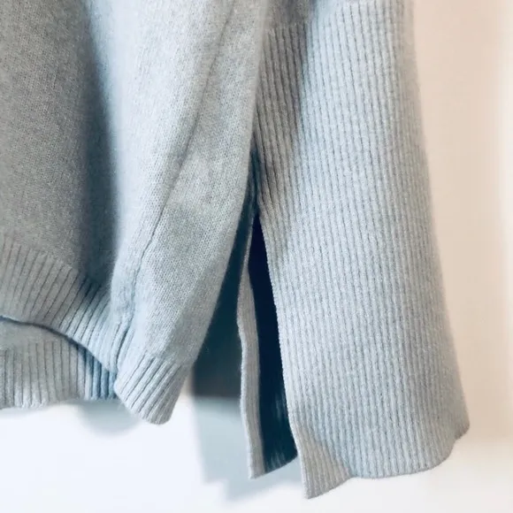 Minnie Rose cashmere V-Neck Sweater pale blue XS pre-owned excellent condition