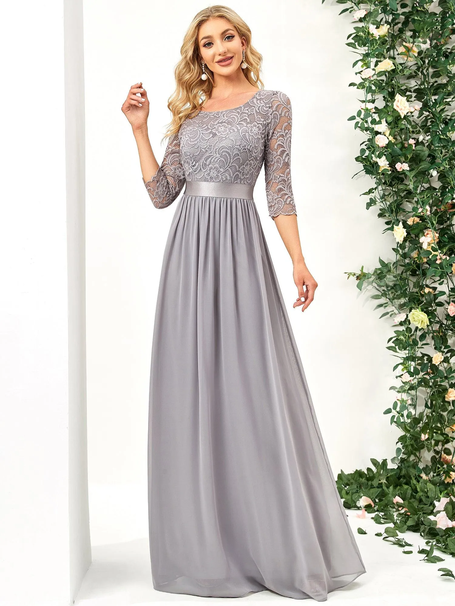 Robe de soirée en dentelle transparente au sol avec demi-manches
